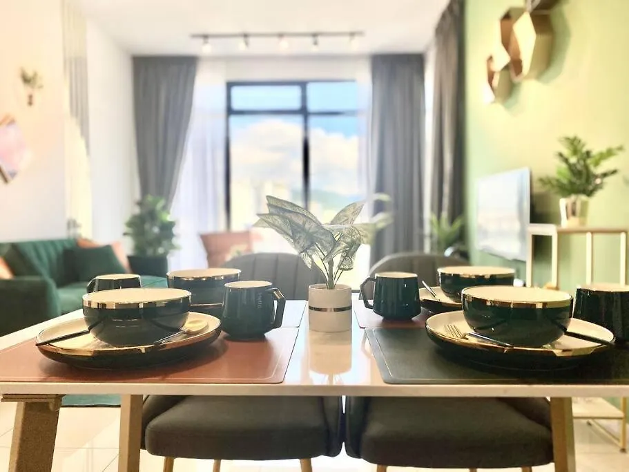 Beacon Executive Suites #Luxury #Skypool #Georgetown #4Pax #2Br 2Bath #1Queen 2Single #Quality Well Maintained #Private Host 0*, George Town